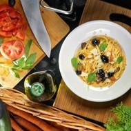 Спагетти алла путтанеска с анчоусами