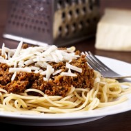 Спагетти болоньезе с пармезаном