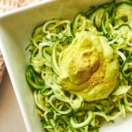 Спагетти из цукини с миндальным песто и авокадо