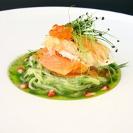 Спагетти из огурца с копченой форелью, камчатским крабом и соусом из оливкового масла, уксуса и кленового сиропа