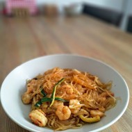 Спагетти из сои с креветками, ростками сои и цукини