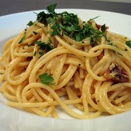 Спагетти карбонара с панчеттой и белым вином