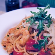 Спагетти с анчоусами, креветками и морским языком