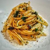 Спагетти с чили, петрушкой и лимоном