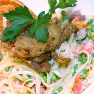 Спагетти с горошком и ракушками