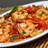 Спагетти с креветками и помидорами