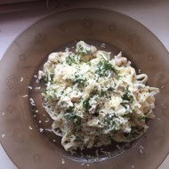 Спагетти с курицей и грибами в сливочном соусе