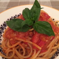 Спагетти с помидором и базиликом