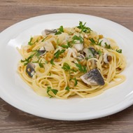 Спагетти с сибасом, изюмом и кедровыми орешками