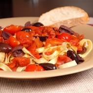 Спагетти с соусом путтанеска