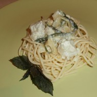 Спагетти в сливочном соусе с куриным филе и цукини