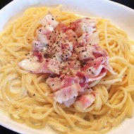 Спагетти в сливочном соусе с песто и беконом