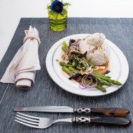 Спаржа с бурратой и соусом из хересного уксуса и меда