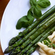 Спаржа с лаймом и мятой