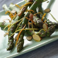 Спаржа с миндалем