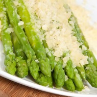 Спаржа с оливковым маслом и пармезаном