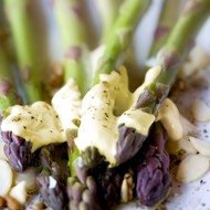 Спаржа с винегретом из фундука