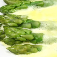 Спаржа в голландском соусе