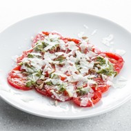 Спелые томаты с овечьим сыром и щавелевым песто