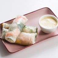 Спринг-роллы с креветками, персиками и листьями настурции