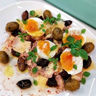 Средиземноморский салат с тунцом и яйцами