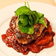 Стейк c инжиром и яблокам в винном соусе