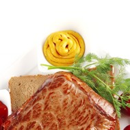 Стейк из маринованной пашины на хлебе с вялеными томатами и чесноком