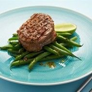 Стейк на гриле с французским зеленым горошком