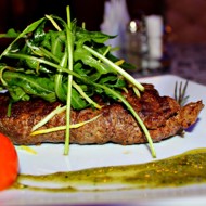 Стейк с креветками и устричным соусом