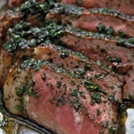 Стейк с соусом из 5 трав