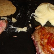 Стейки из говядины с перечным соусом и картофельным пюре