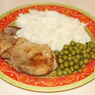 Стейки из свинины с луком на сковороде