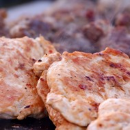 Стейки на гриле под голубым сырным соусом