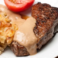 Стейки с соусом из розового перца