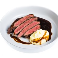 Стейк флэт-айрон с можжевеловым соусом и картофельным пюре