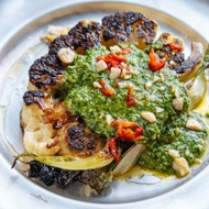 Стейк из цветной капусты с соусом чимичурри