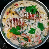 Стейк из карпа на сливочно-овощной подушке