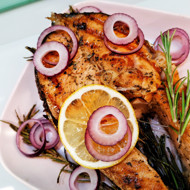 Стейк из лосося, обжаренный с розмарином