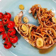 Стейк из рыбы-меча с луком-пореем, тушенным в вине