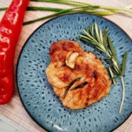 Стейк из свиной шеи на сковороде гриль