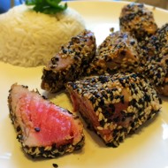 Стейк из тунца в кунжутной панировке