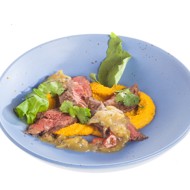 Стейк с морковным пюре и чатни из крыжовника