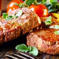 Стейк с овощами, приправленными апельсинами и горчичным семенем