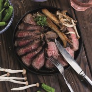 Стейк стриплойн барбекю с японскими грибами