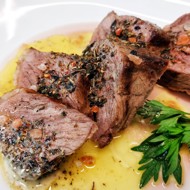 Стейк стриплойн с пряными травами