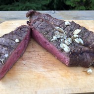 Стейки из говядины на углях