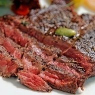 Стейки из оленины с соусом из Pinot Noir и сушеных вишен