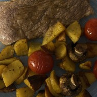 Стейки с запеченными картофельными дольками, коктейльными томатами и шампиньонами