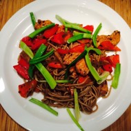 Стир-фрай из индейки в устричном соусе с лапшой соба