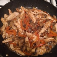 Стир фрай из курицы с грибами и сладким перцем